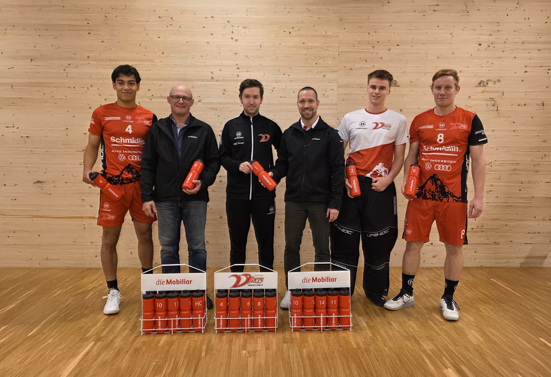 die Mobiliar, neue Flaschenhalterungen und Flaschen für das Herren 1